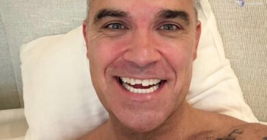 Robbie Williams si lava i denti e perde mezzo dente: "Sembravo Scemo e più scemo"