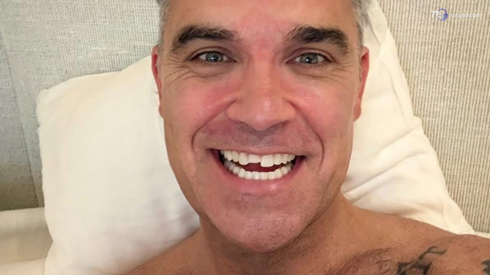 Robbie Williams si lava i denti e perde mezzo dente: "Sembravo Scemo e più scemo"