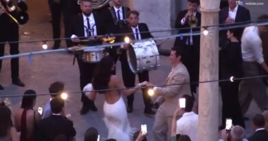 Dua Lipa e Callum Turner, balli in piazza con la banda: inizia la festa