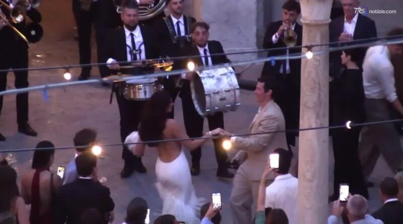 Dua Lipa e Callum Turner, balli in piazza con la banda: inizia la festa