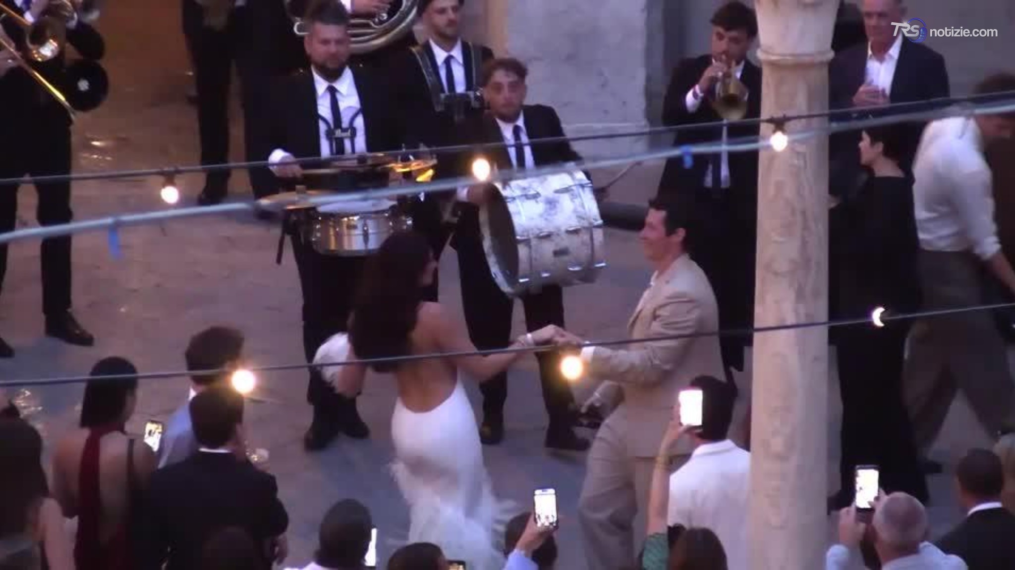 Dua Lipa e Callum Turner, balli in piazza con la banda: inizia la festa