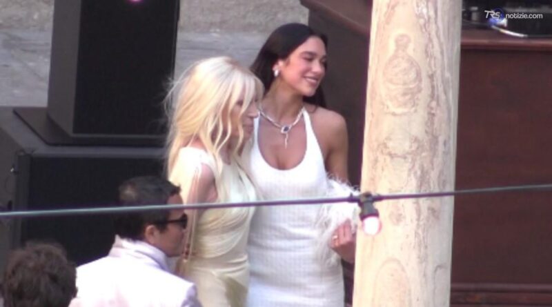 Festa di nozze a Palermo per Dua Lipa e Callum Turner: gli sposi accolgono gli ospiti