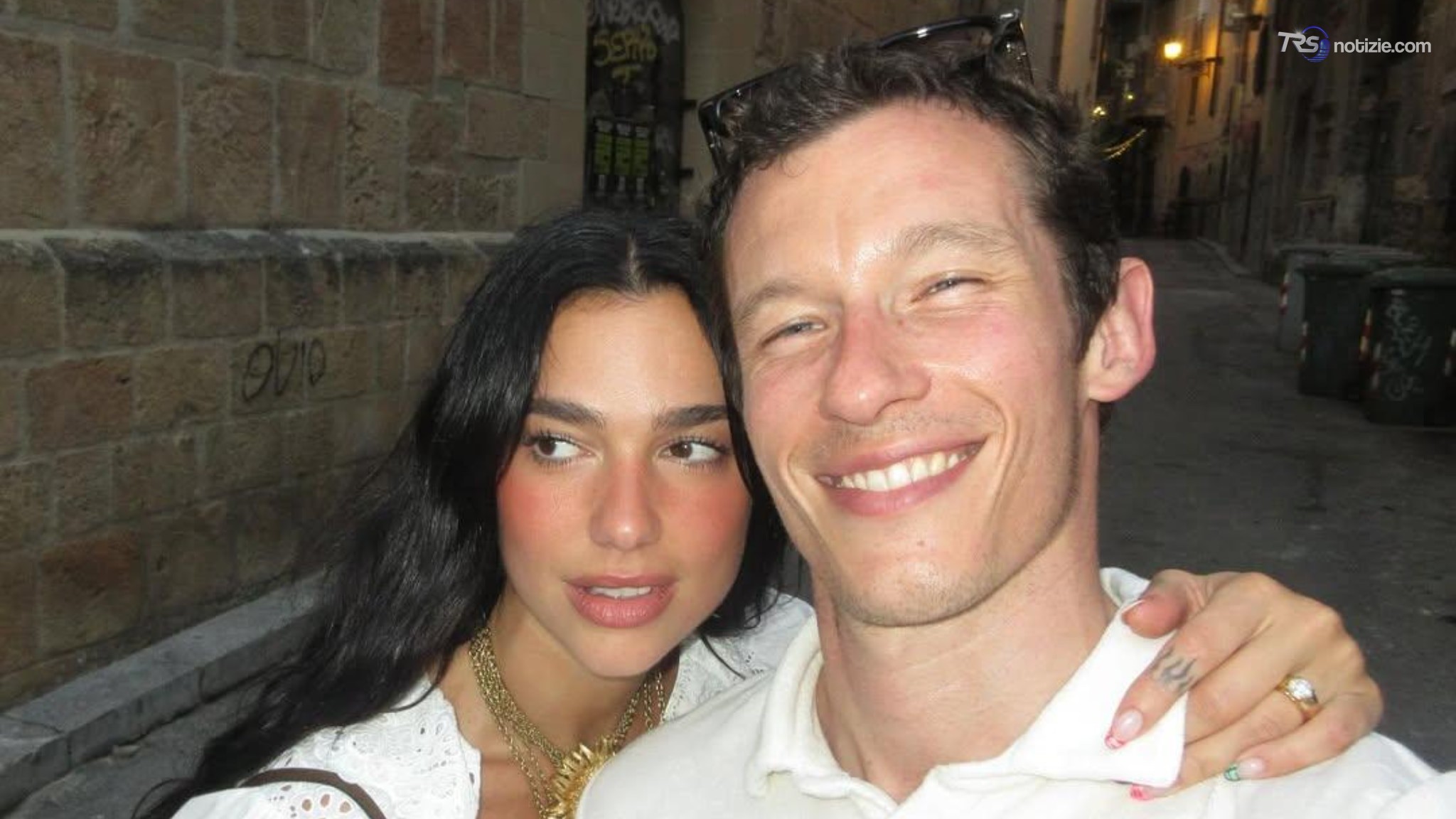Dua Lipa e Callum Turner, festa da favola a Bagheria. La Sicilia risponde ai titoli sulla mafia