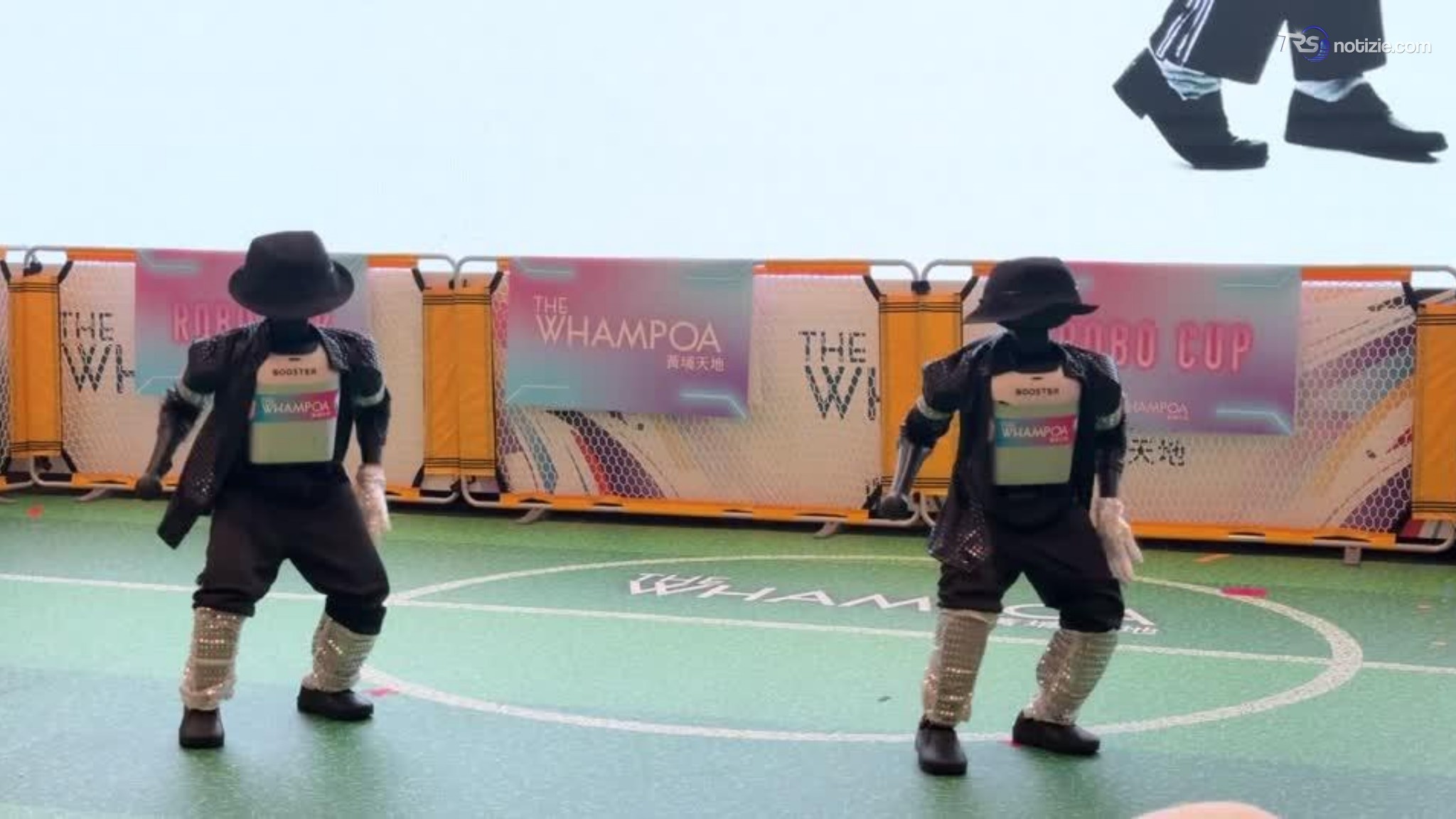 Moonwalk dei robot umanoidi: ballano come Michael Jackson e giocano a calcio ad Hong Kong