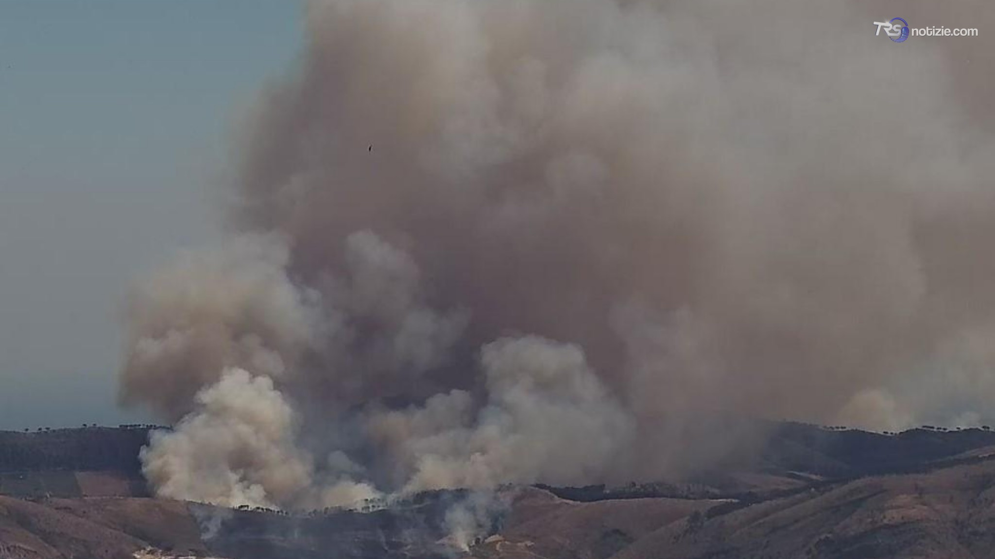 Vasto incendio a Marsala, alte colonne di fumo
