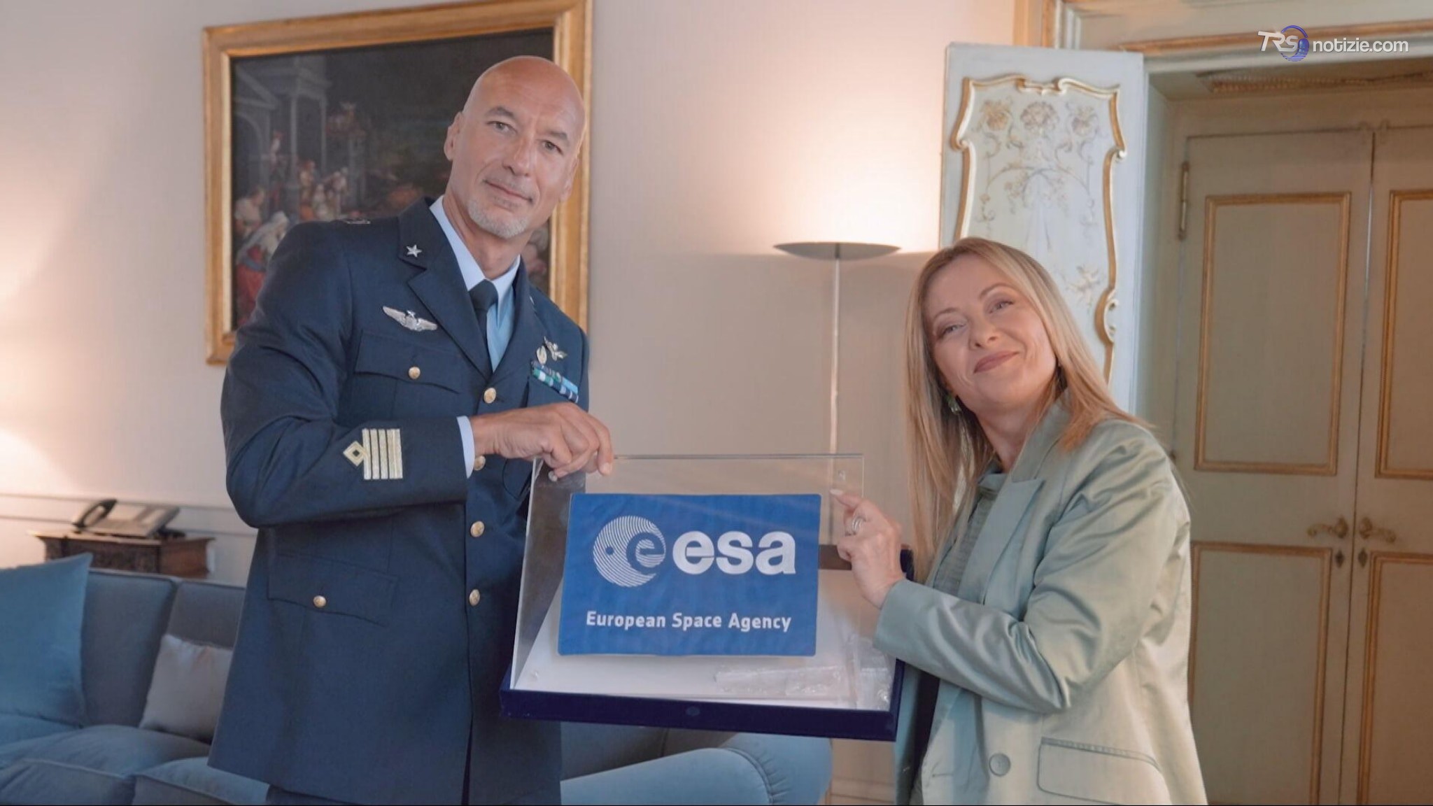 Meloni riceve astronauta Luca Parmitano e gli dona Tricolore per missione Artemis III della Nasa