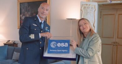 Meloni riceve astronauta Luca Parmitano e gli dona Tricolore per missione Artemis III della Nasa