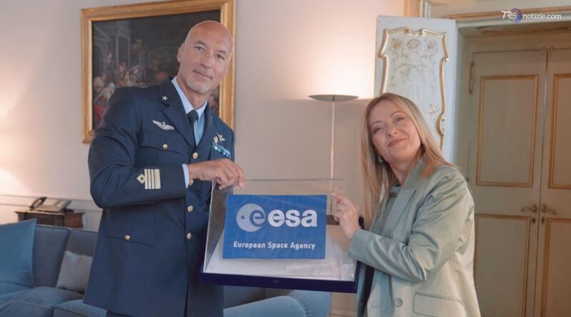 Meloni riceve astronauta Luca Parmitano e gli dona Tricolore per missione Artemis III della Nasa
