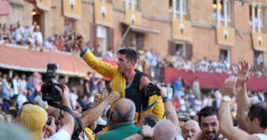 La contrada dell'Aquila vince il Palio di Siena, non accadeva dal 1992