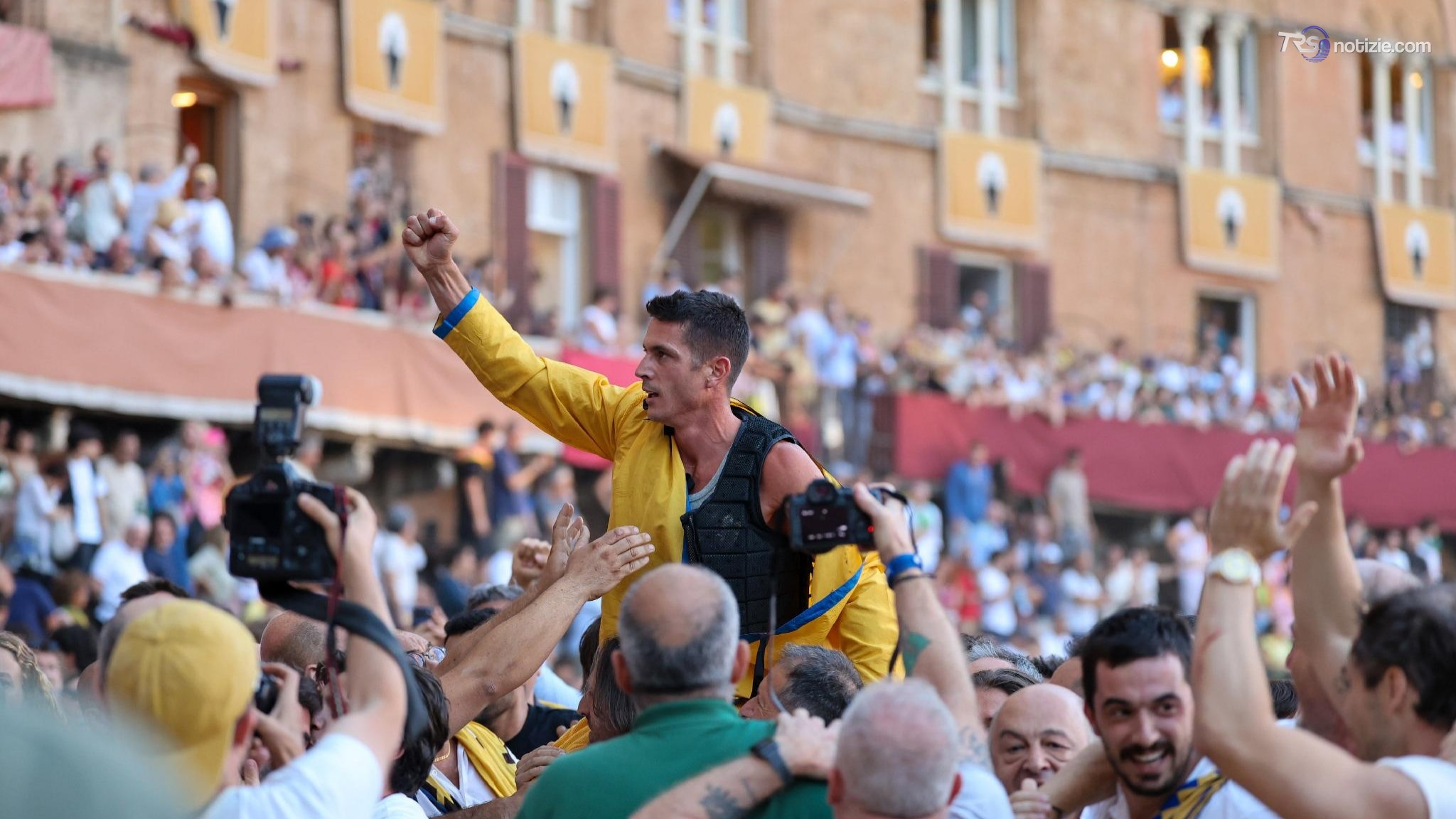 La contrada dell'Aquila vince il Palio di Siena, non accadeva dal 1992