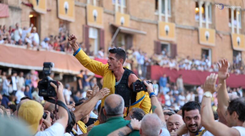 La contrada dell'Aquila vince il Palio di Siena, non accadeva dal 1992