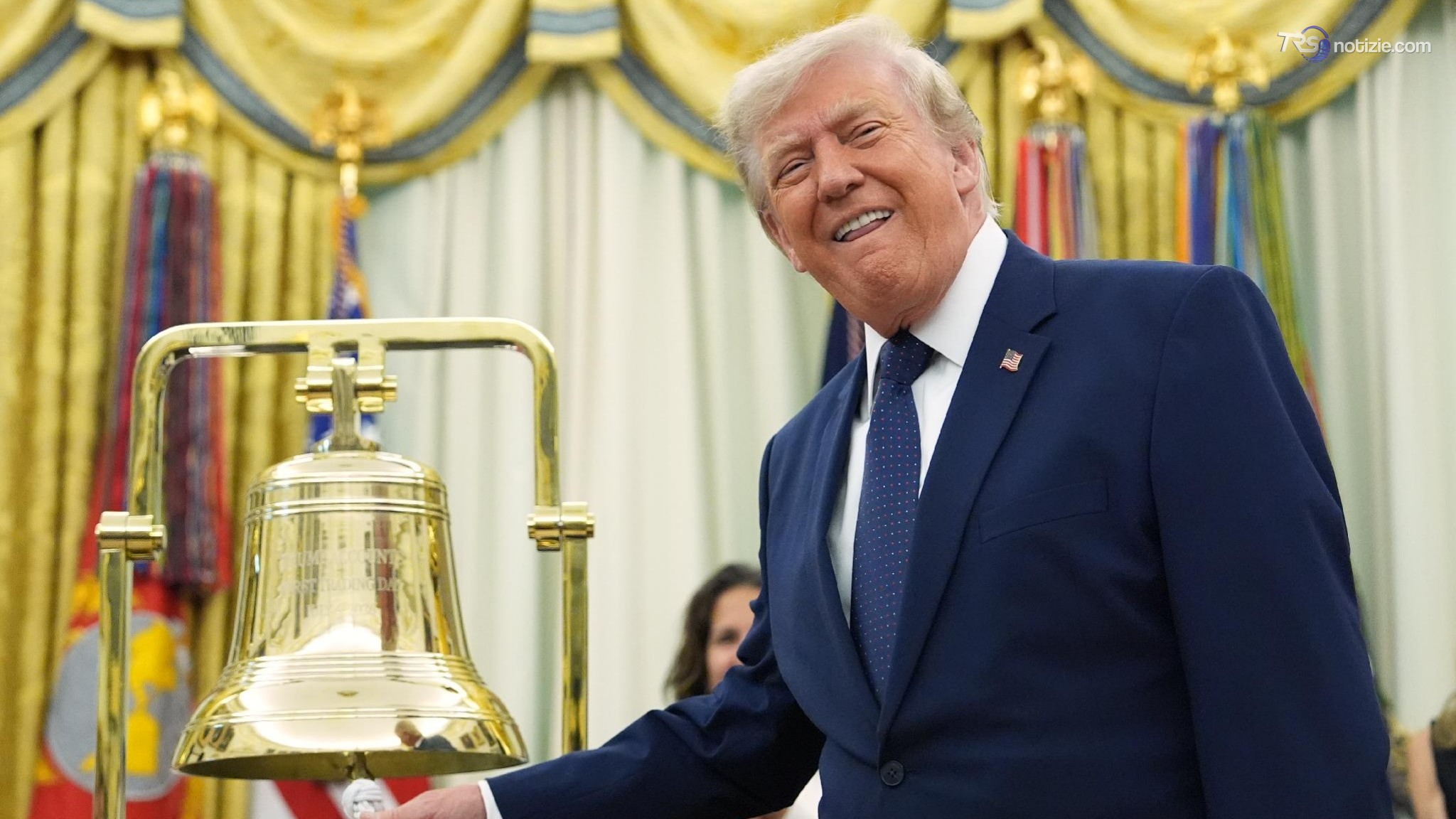 Trump paga i primi rimborsi dei dazi: 100 miliardi di dollari alle imprese importatrici