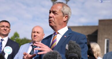 Nigel Farage riconquista il seggio in Parlamento, battuto il comico "spazzatura" Count Binface