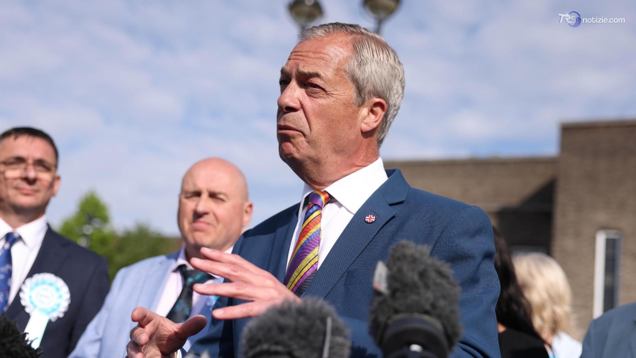 Nigel Farage riconquista il seggio in Parlamento, battuto il comico "spazzatura" Count Binface