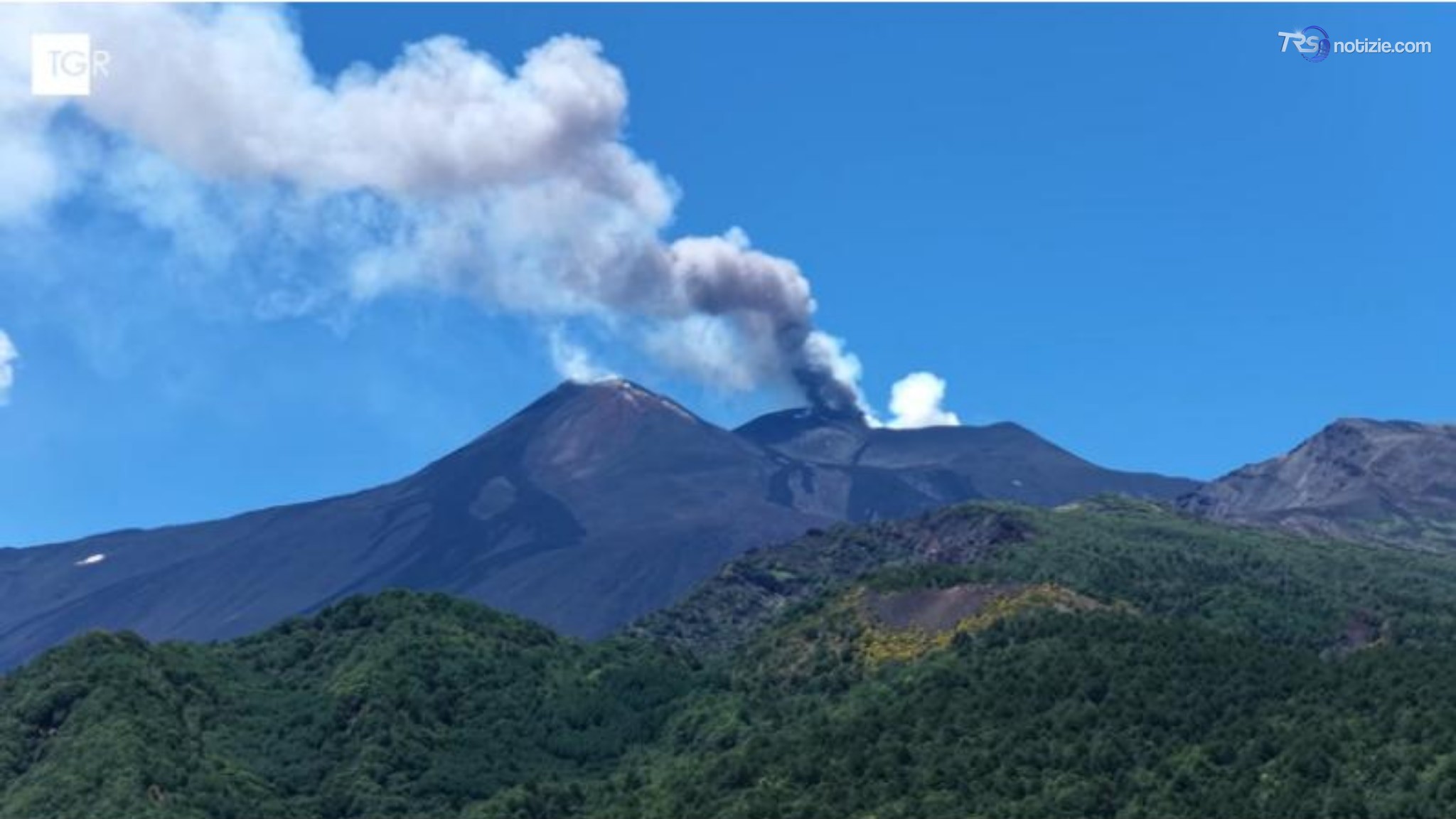 Catania, escursionista colpito da un fulmine sull'Etna