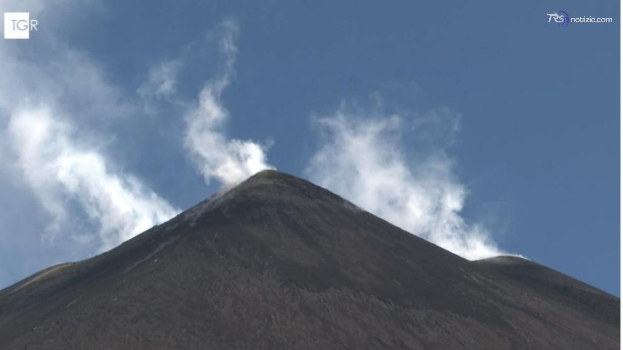 Etna, ancora esplosioni al cratere Voragine