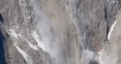 Un crollo roccioso sul versante francese del Monte Bianco: immagini riprese da un alpinista