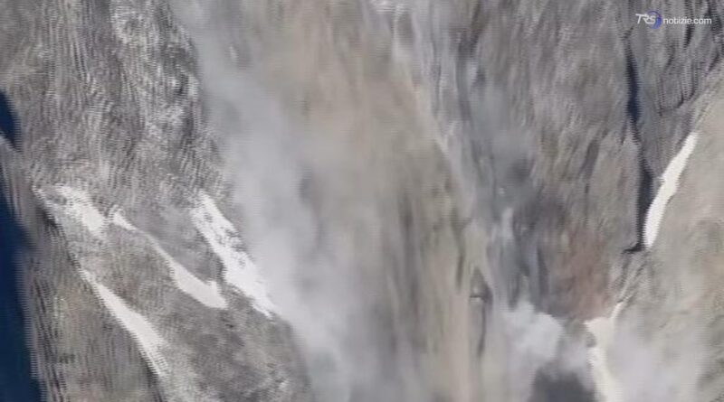 Un crollo roccioso sul versante francese del Monte Bianco: immagini riprese da un alpinista