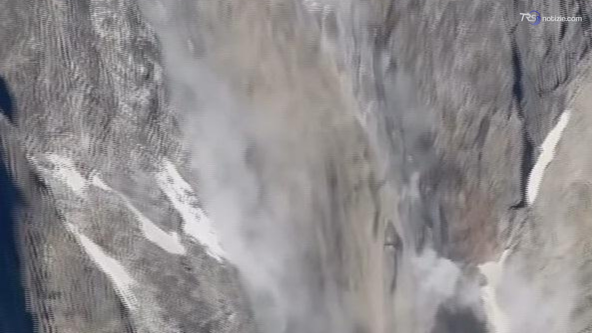 Un crollo roccioso sul versante francese del Monte Bianco: immagini riprese da un alpinista