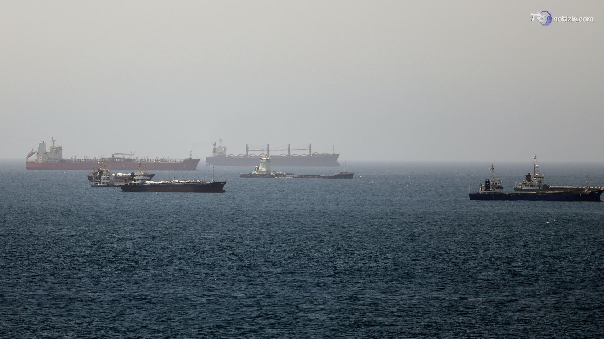 Hormuz, nello Stretto transitano 9 milioni di barili di petrolio al giornor