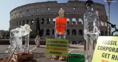 Lavoratori di ghiaccio che si sciolgono al sole: la protesta di Greenpeace davanti al Colosseo