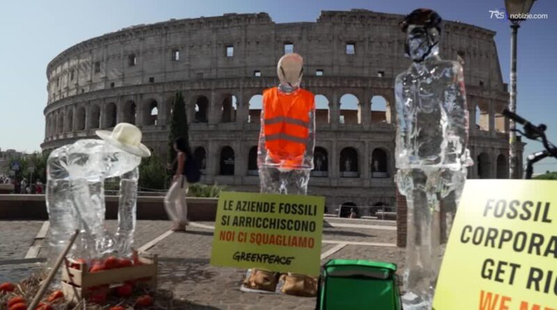 Lavoratori di ghiaccio che si sciolgono al sole: la protesta di Greenpeace davanti al Colosseo