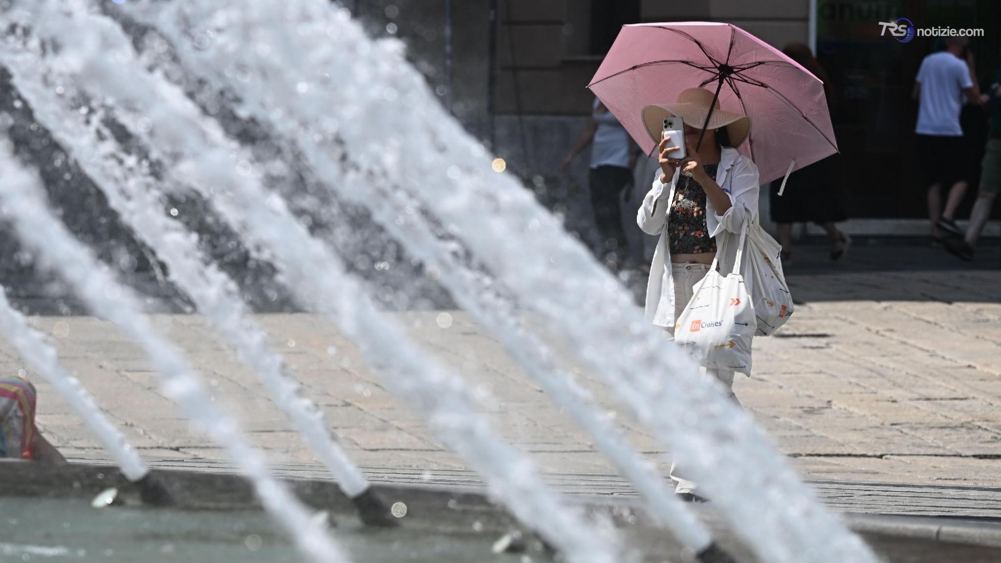 Meteo, allerta piogge al nord, Italia rovente altri 10 giorni di caldo estremo: Napoli a 48 gradi