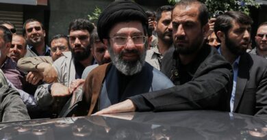 Khamenei: “Aumentare la produzione, eliminare il dollaro e non danneggiare la coesione sociale”