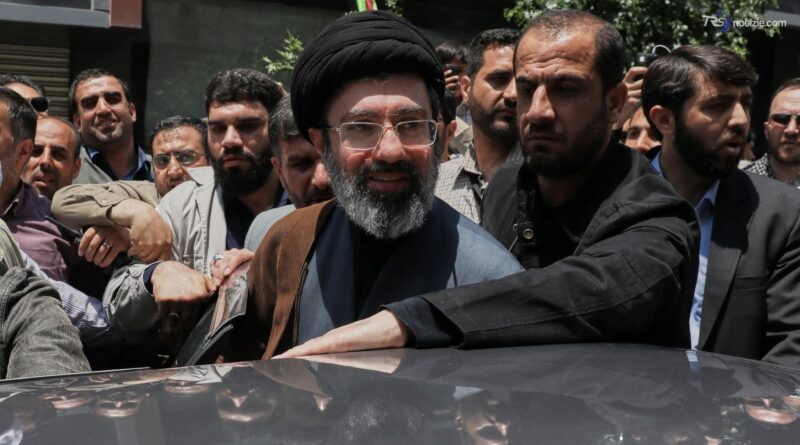 Khamenei: “Aumentare la produzione, eliminare il dollaro e non danneggiare la coesione sociale”