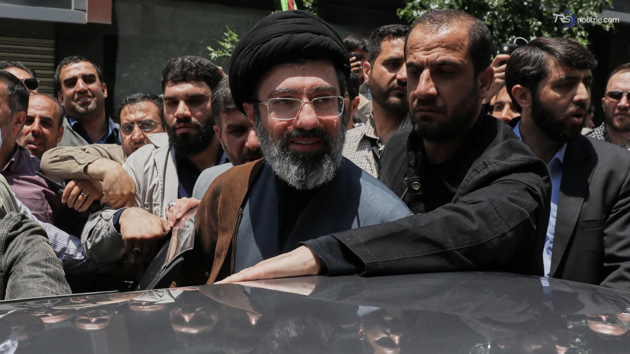 Khamenei: “Aumentare la produzione, eliminare il dollaro e non danneggiare la coesione sociale”