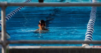 Aumentano le intossicazioni da cloro in piscina: dalle ustioni al vomito, tutti i rischi