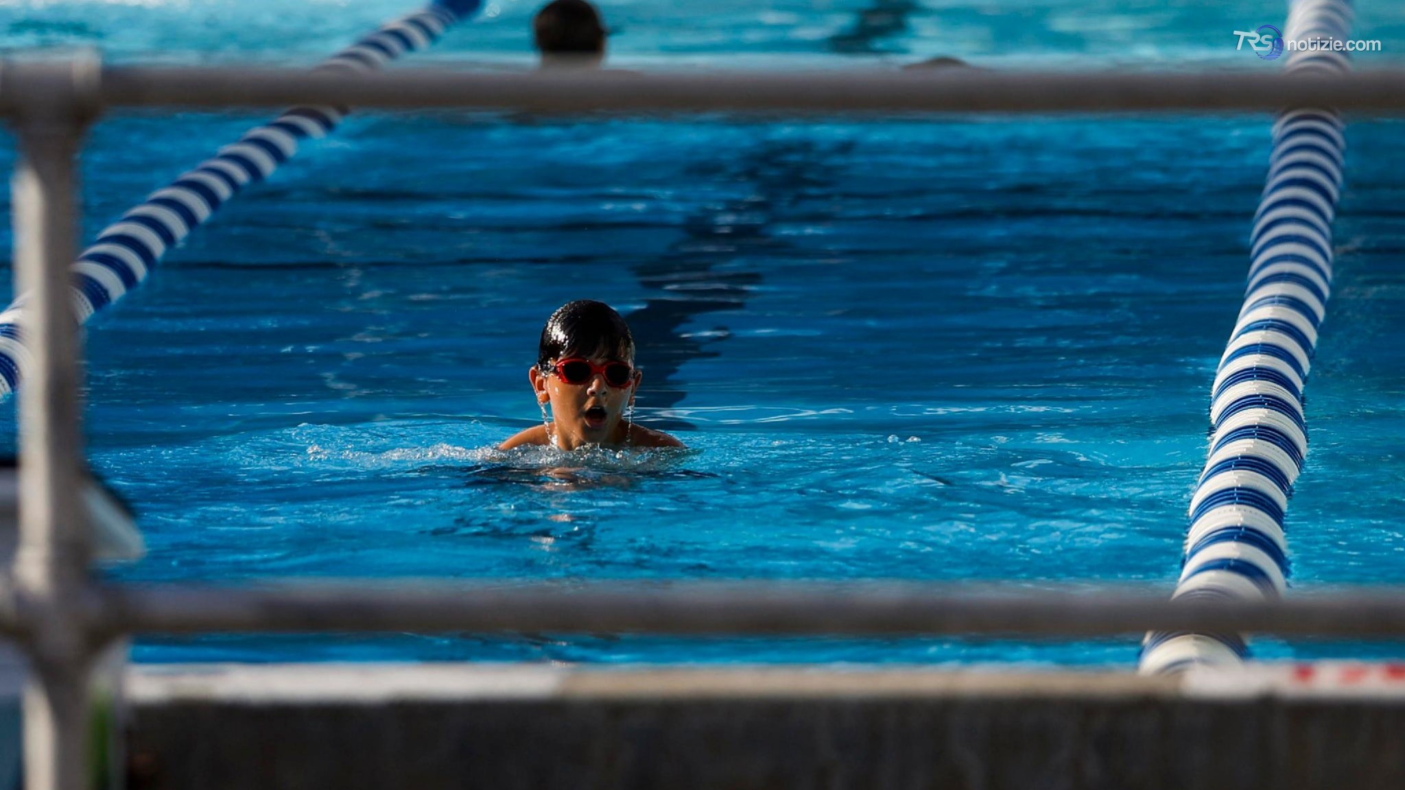 Aumentano le intossicazioni da cloro in piscina: dalle ustioni al vomito, tutti i rischi