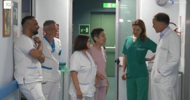 Donna cieca torna a vedere grazie ad un auto trapianto di occhio: “Ora vedrò la mia nipotina”