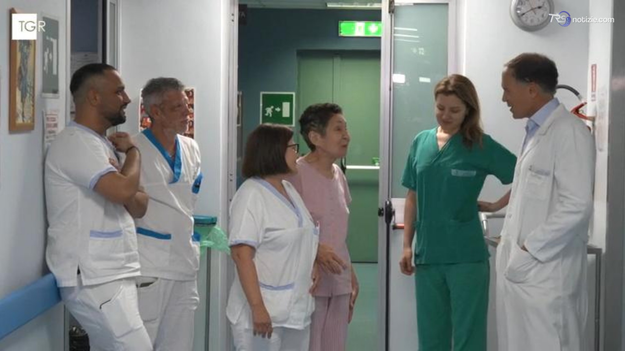Donna cieca torna a vedere grazie ad un auto trapianto di occhio: “Ora vedrò la mia nipotina”