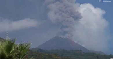 Nuova eruzione dell'Etna. Allerta rossa per i voli, tre aerei dirottati