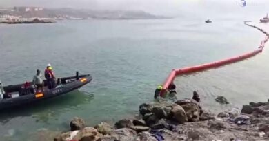 Ceuta, la Spagna installa una barriera galleggiante di 500 metri al confine con il Marocco
