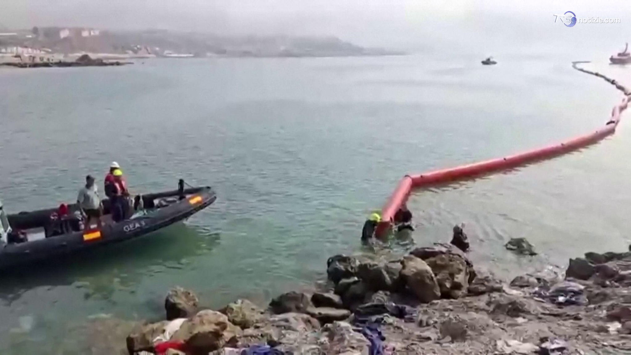 Ceuta, la Spagna installa una barriera galleggiante di 500 metri al confine con il Marocco