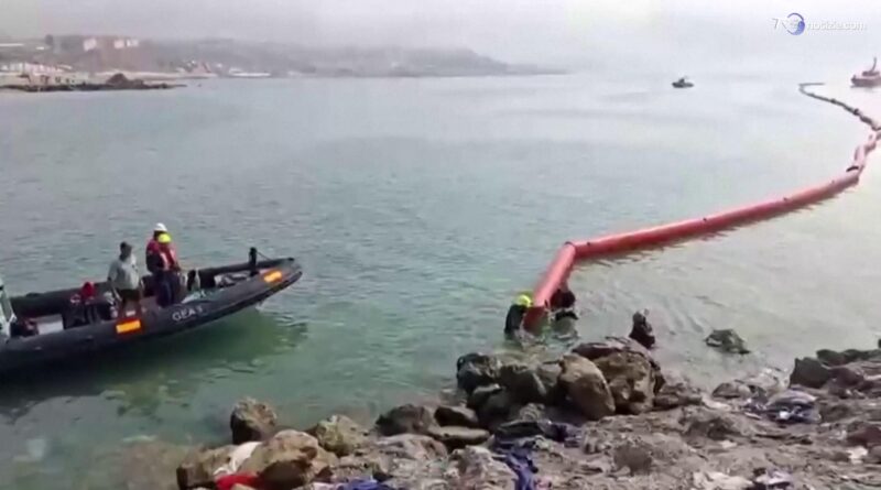 Ceuta, la Spagna installa una barriera galleggiante di 500 metri al confine con il Marocco