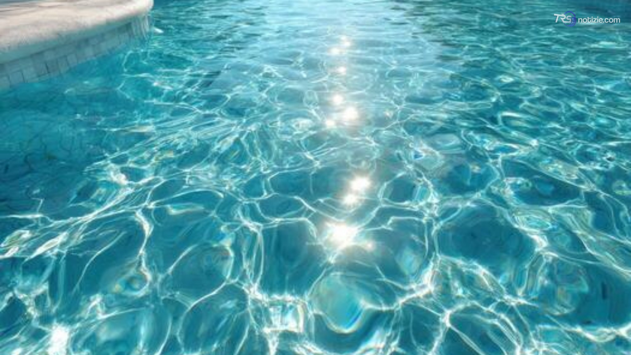 Si tuffa in piscina e non riemerge, morto un ragazzo di 20 anni