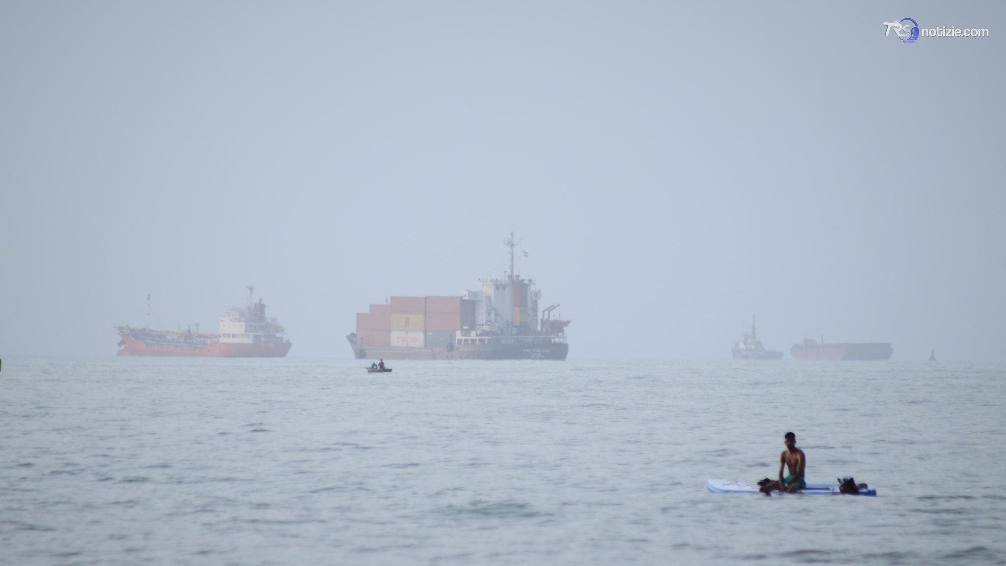 Bessent su intesa Hormuz, petrolio cala