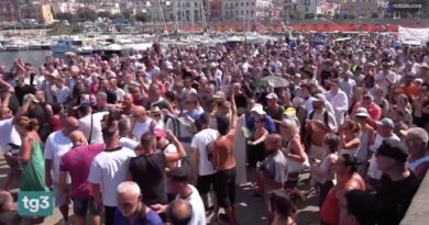 Proteste a Pozzuoli dopo il terremoto: "Siamo stati abbandonati"