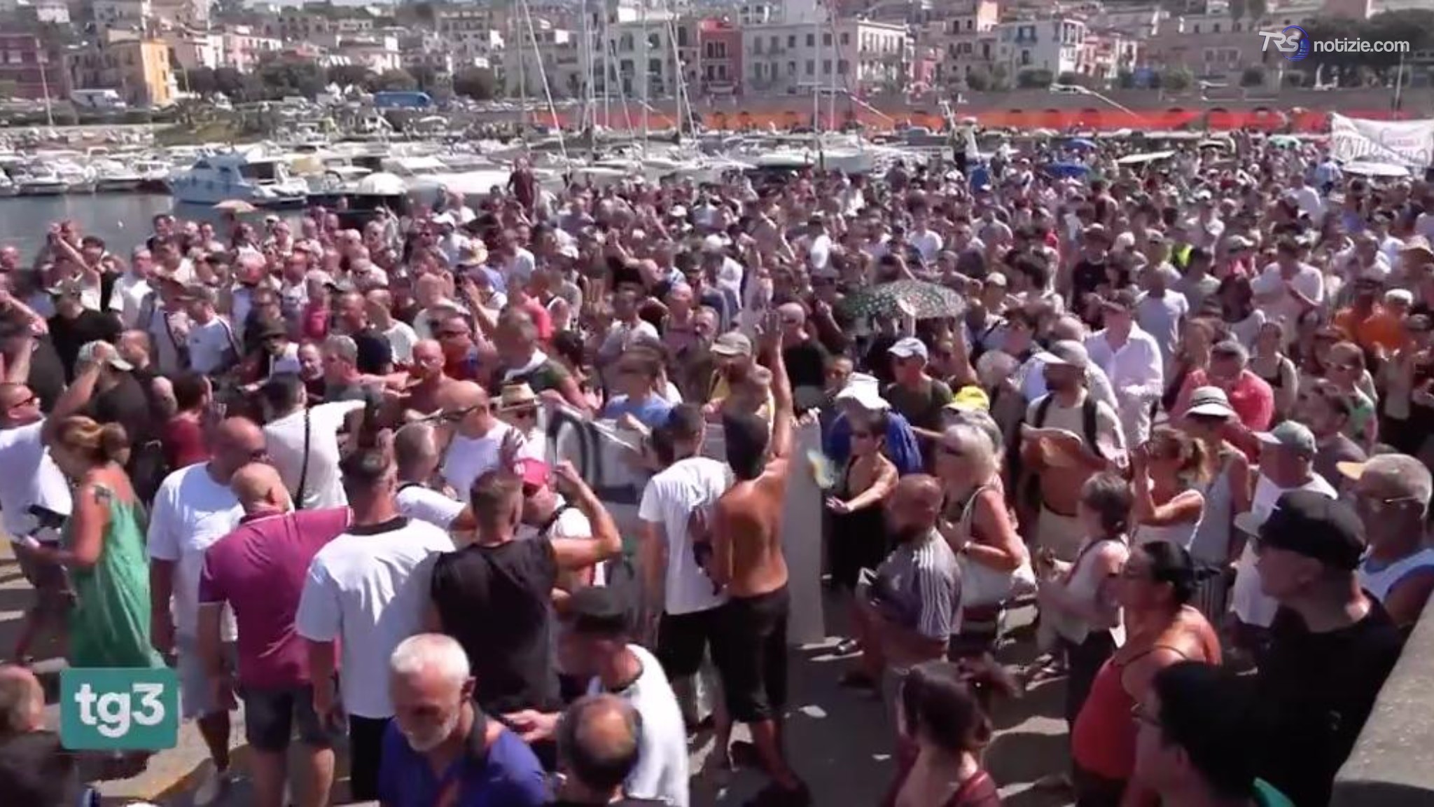 Proteste a Pozzuoli dopo il terremoto: "Siamo stati abbandonati"