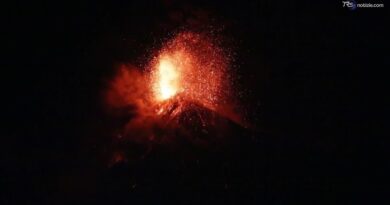 Guatemala, erutta il vulcano Fuego: evacuate le prime famiglie. Le immagini nella notte