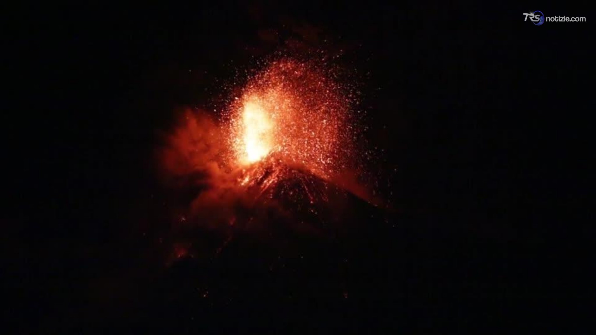 Guatemala, erutta il vulcano Fuego: evacuate le prime famiglie. Le immagini nella notte