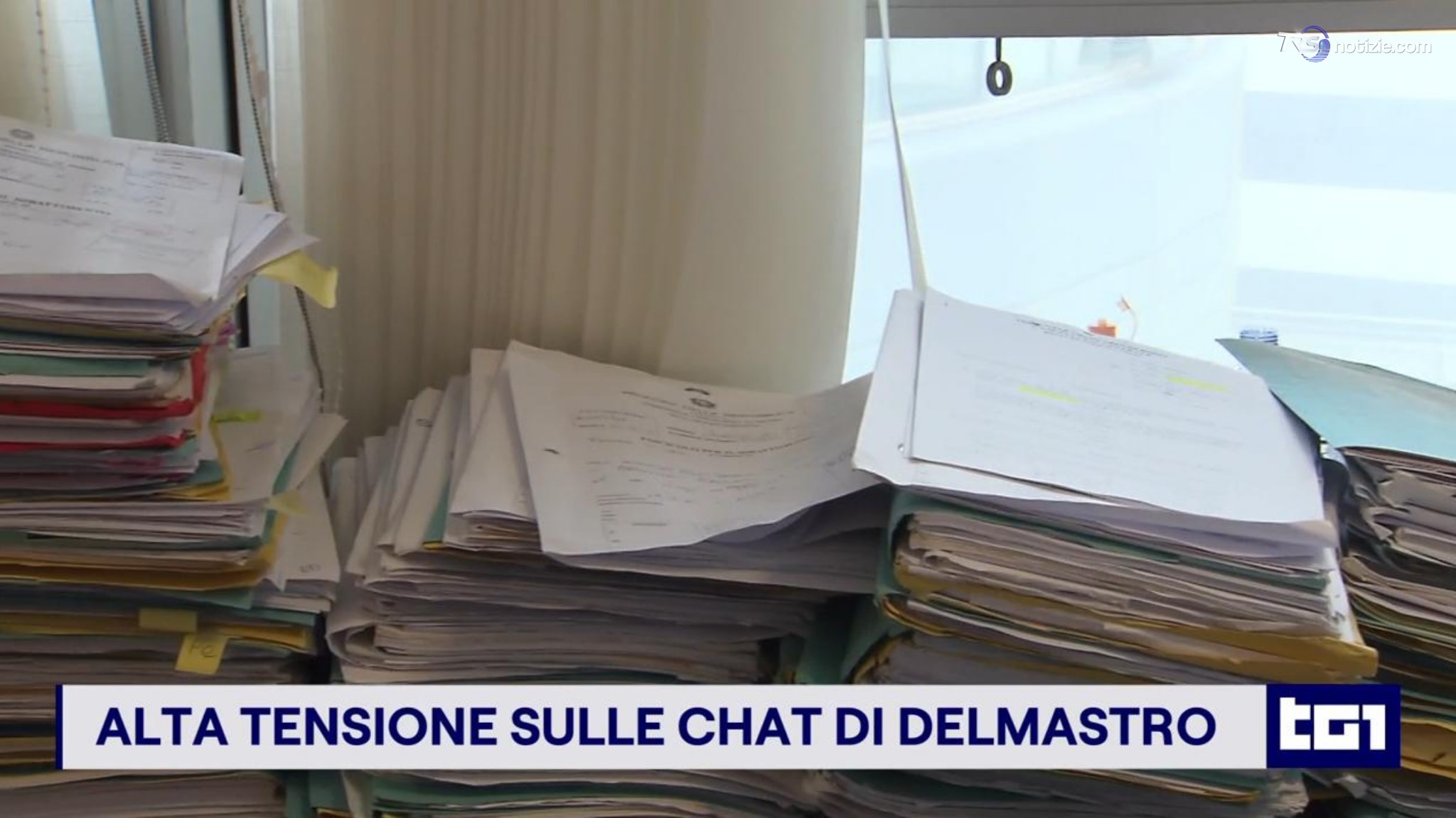 Alta tensione sulle chat di Delmastro