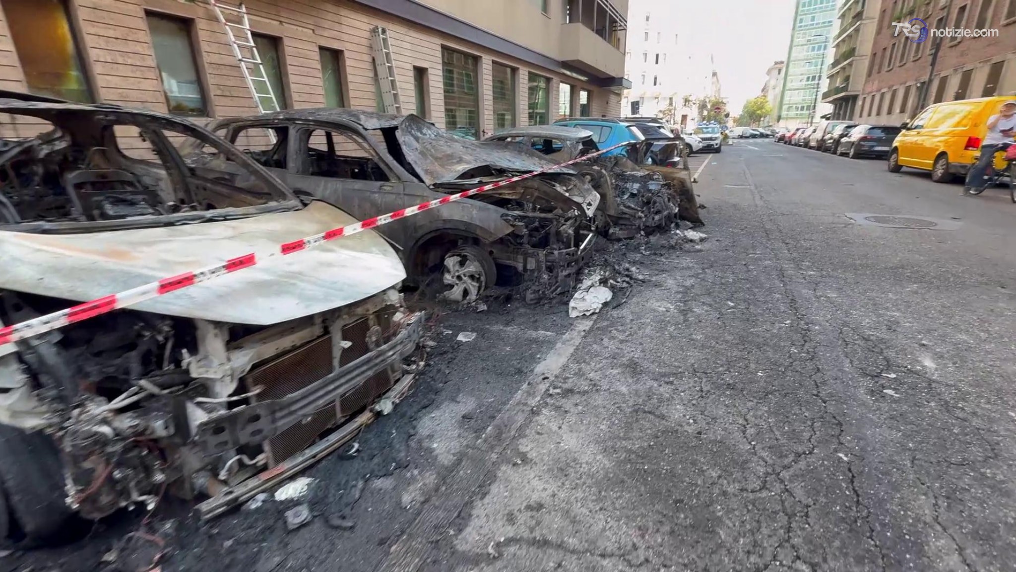 Incendio a Milano vicino alla Stazione, auto carbonizzate. Evacuato anche un albergo