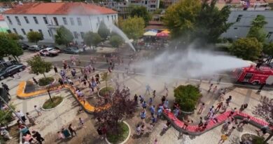 Albania, 38 gradi a Gramsh: i vigili del fuoco “innaffiano” la città e scatta la festa