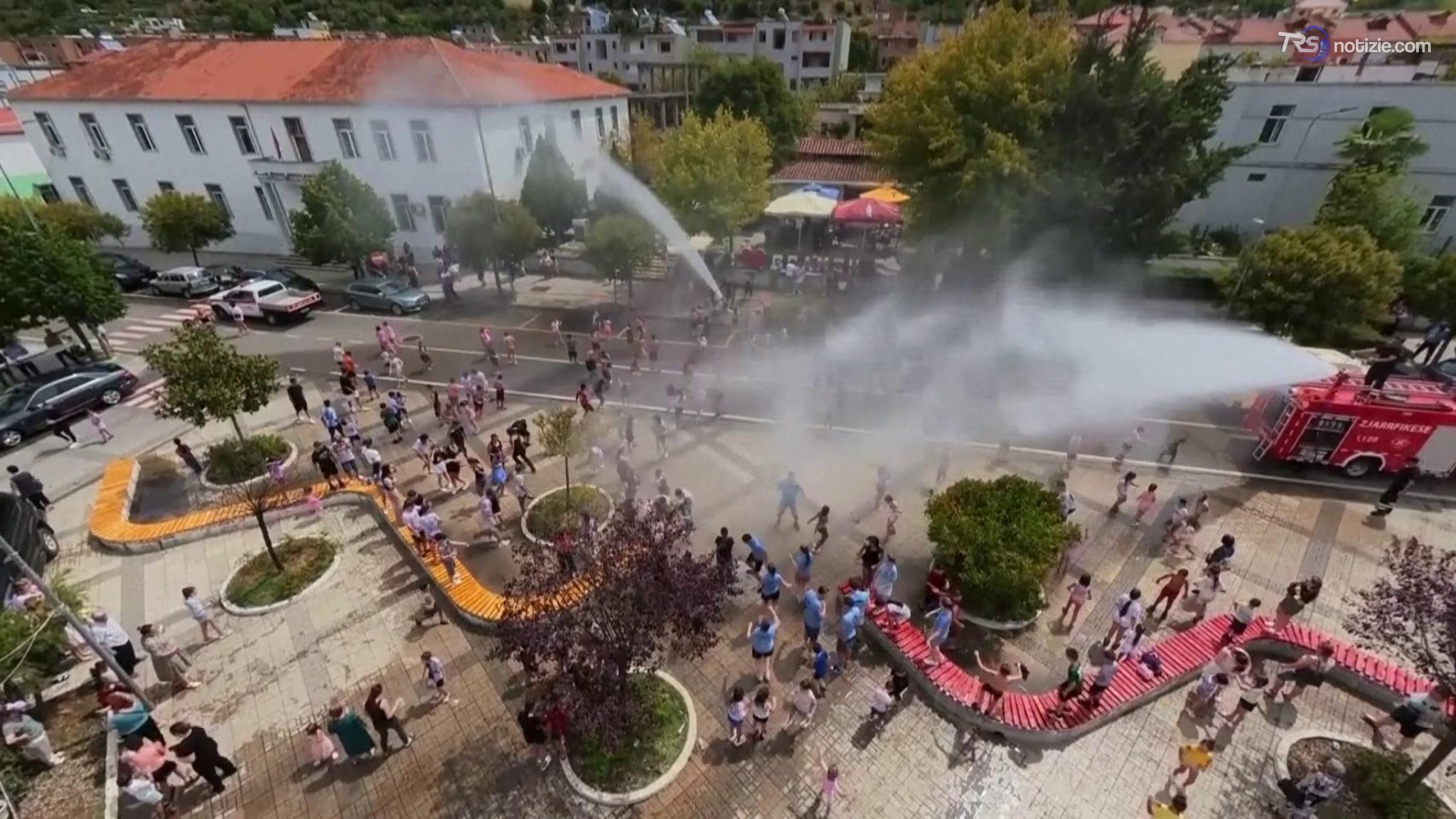 Albania, 38 gradi a Gramsh: i vigili del fuoco “innaffiano” la città e scatta la festa
