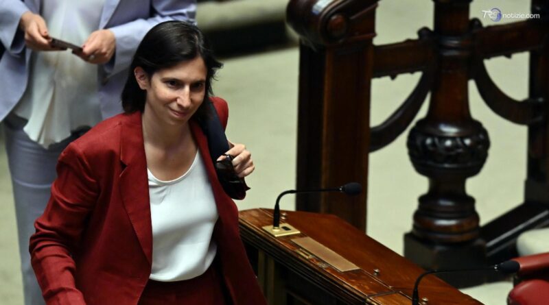 Domani scade il taglio delle accise, Schlein: "Il governo vari subito una tassa sugli extraprofitti"