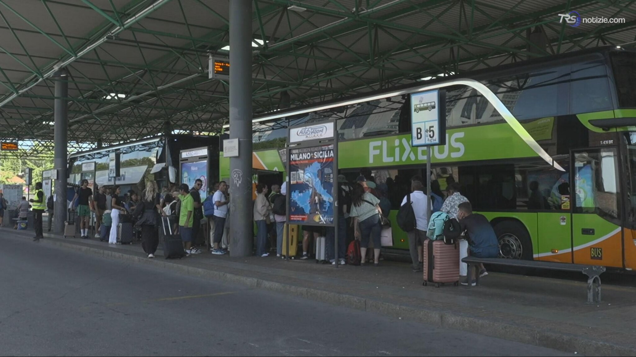 Tenta di violentare una turista francese alla stazione dei bus di Lampugnano: arrestato un 26enne